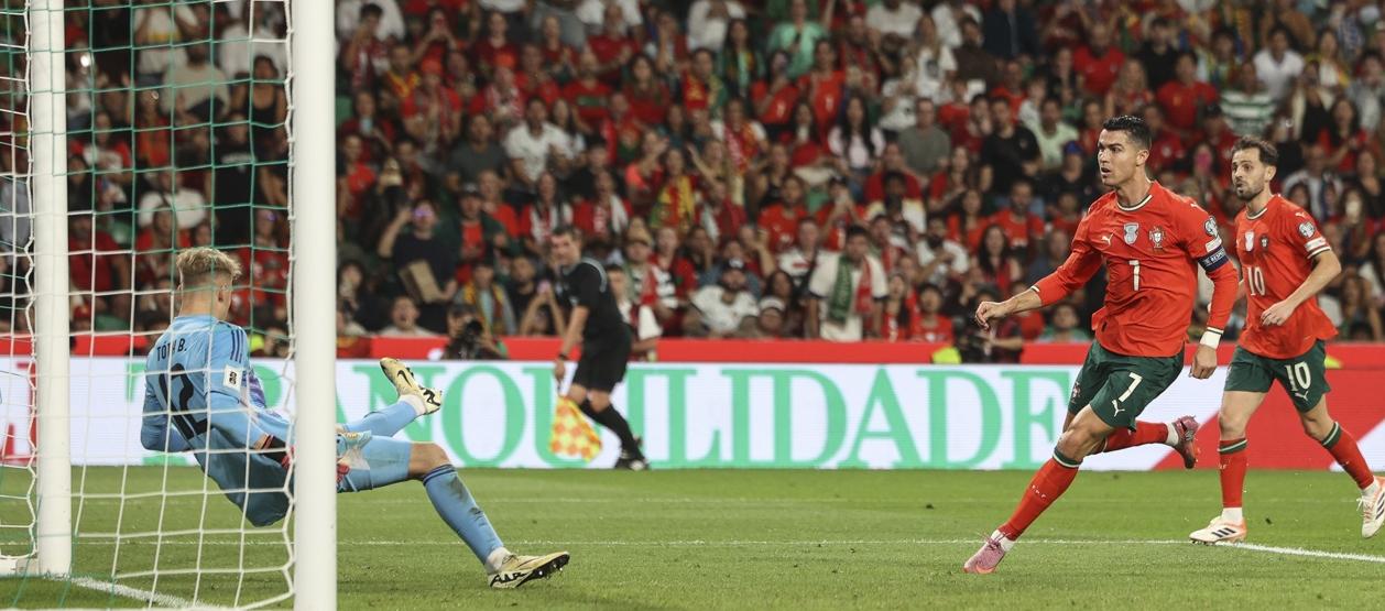 Cristiano Ronaldo marca su segundo gol ante Hungría. 