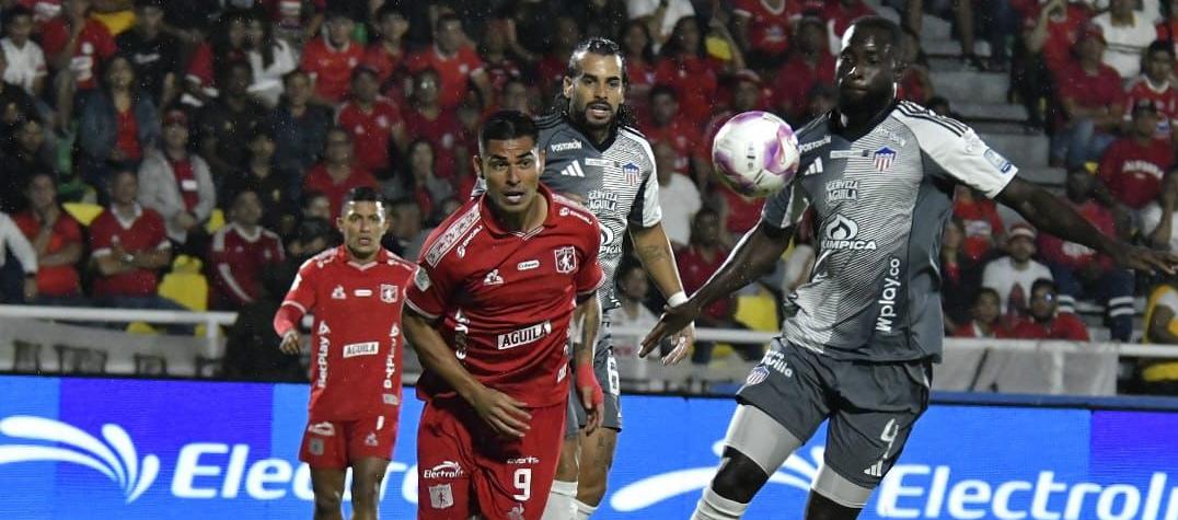 José Cuenú, de flojo partido, se apresta a rechazar ante la presión de Luis Ramos. 