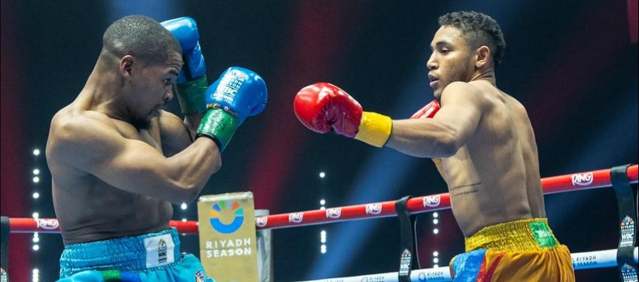 El colombiano Carlos Utria durante su combate con el sudafricano Ntethelelo Nkosi.