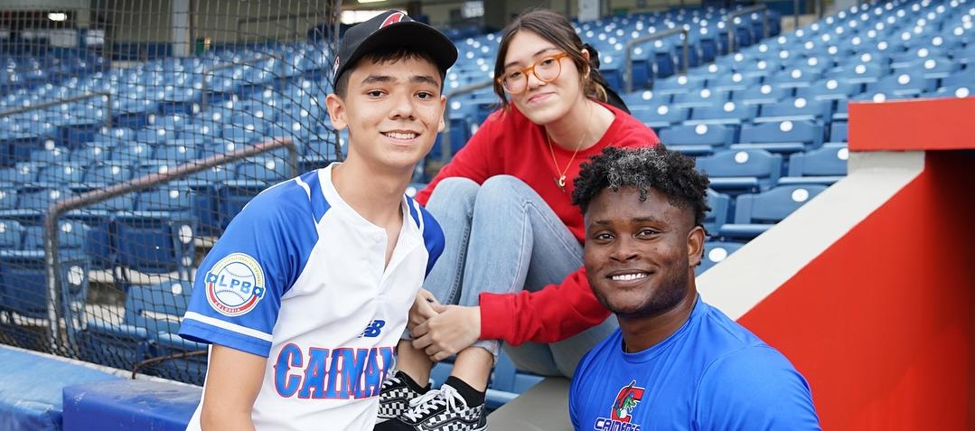 El pelotero Dilson Herrera con dos aficionados. 