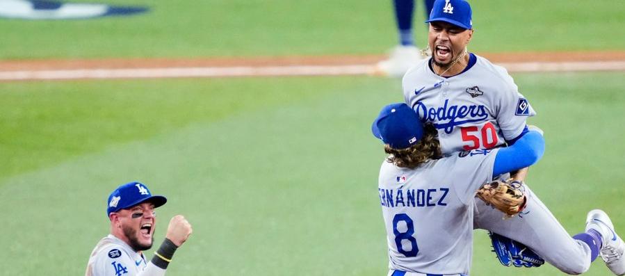 Mookie Betts, Kiké Hernández y Miguel Rojas celebran tras sacar el último out del juego. 