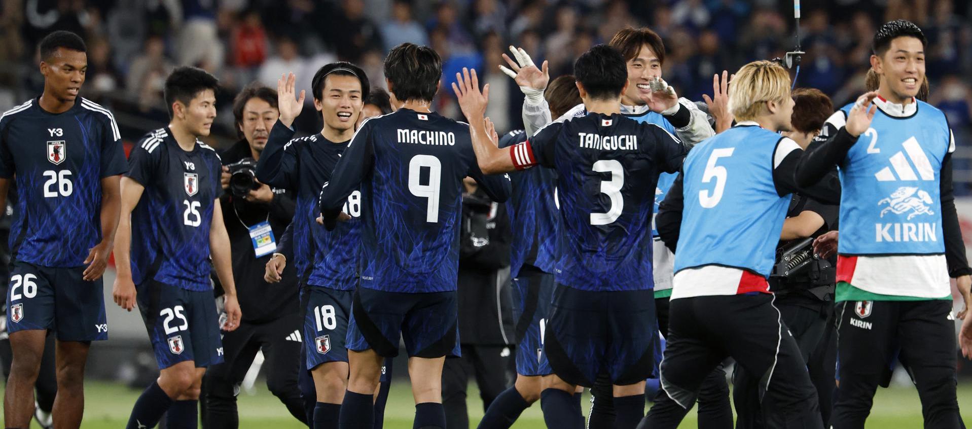 Celebración de los jugadores de Japón tras la victoria.
