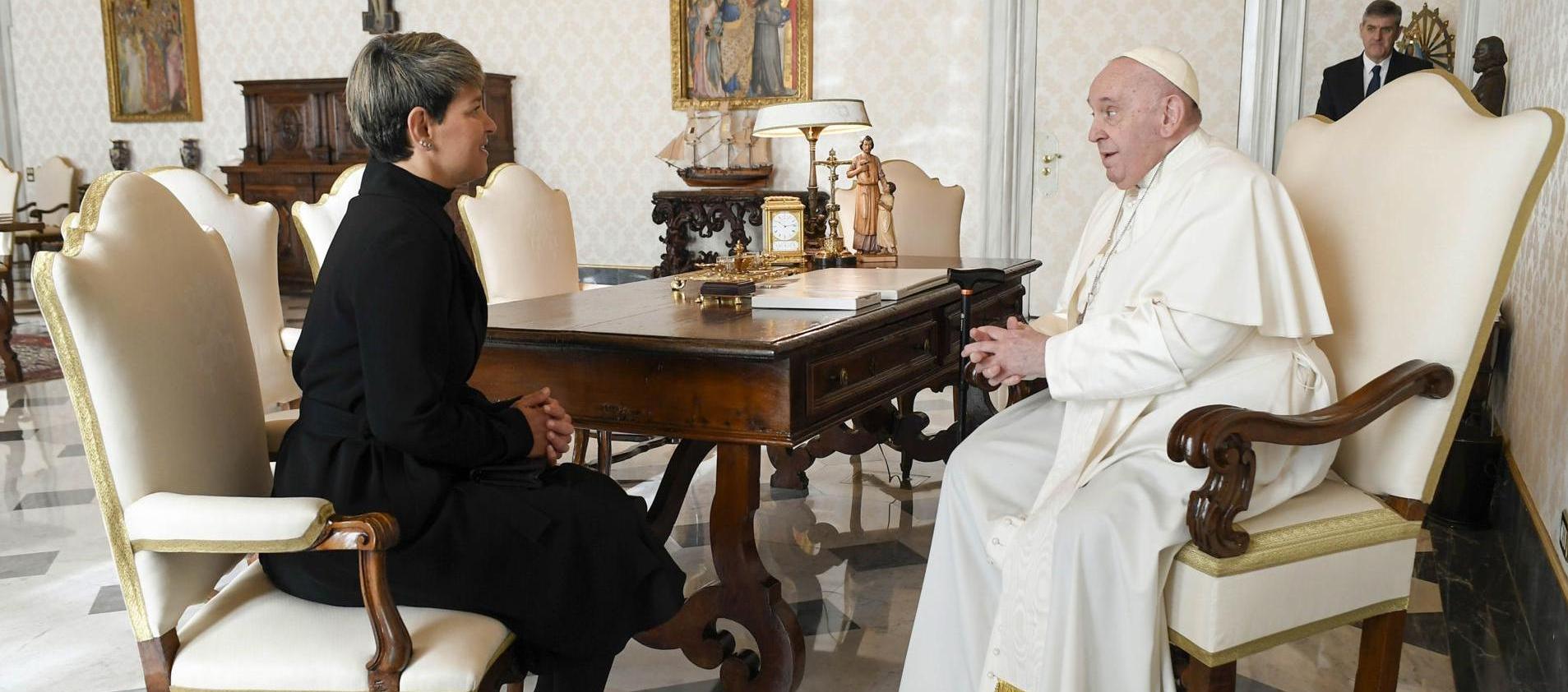 Verónica Alcocer durante su visita al Papa Francisco. 
