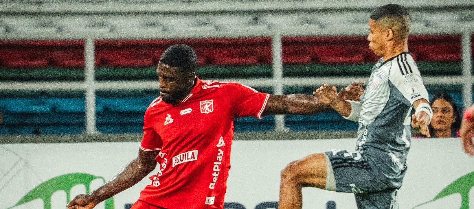 José Enamorado disputa el balón con Cristian Tovar. 