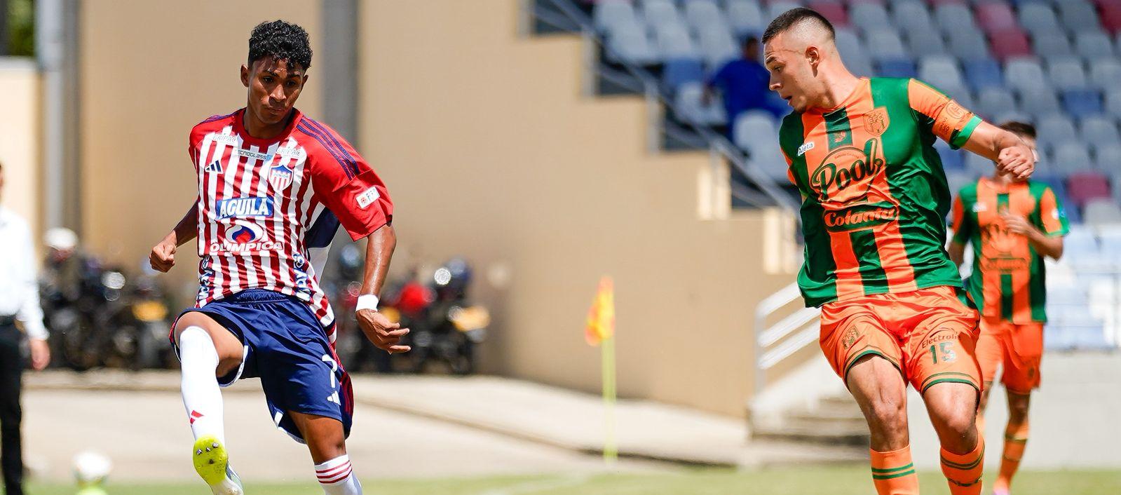 Acción del partido de Junior y Envigado disputado en el estadio Romelio Martínez. 