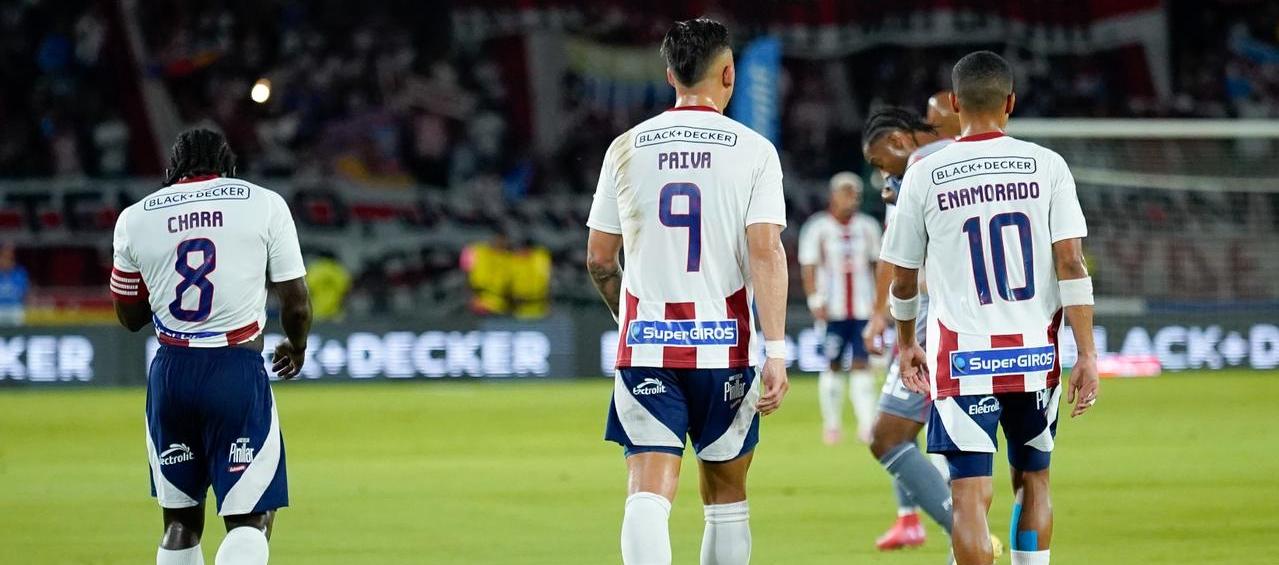 Yimmi Chará, Guillermo Paiva y José Enamorado durante el partido contra Santa Fe. 