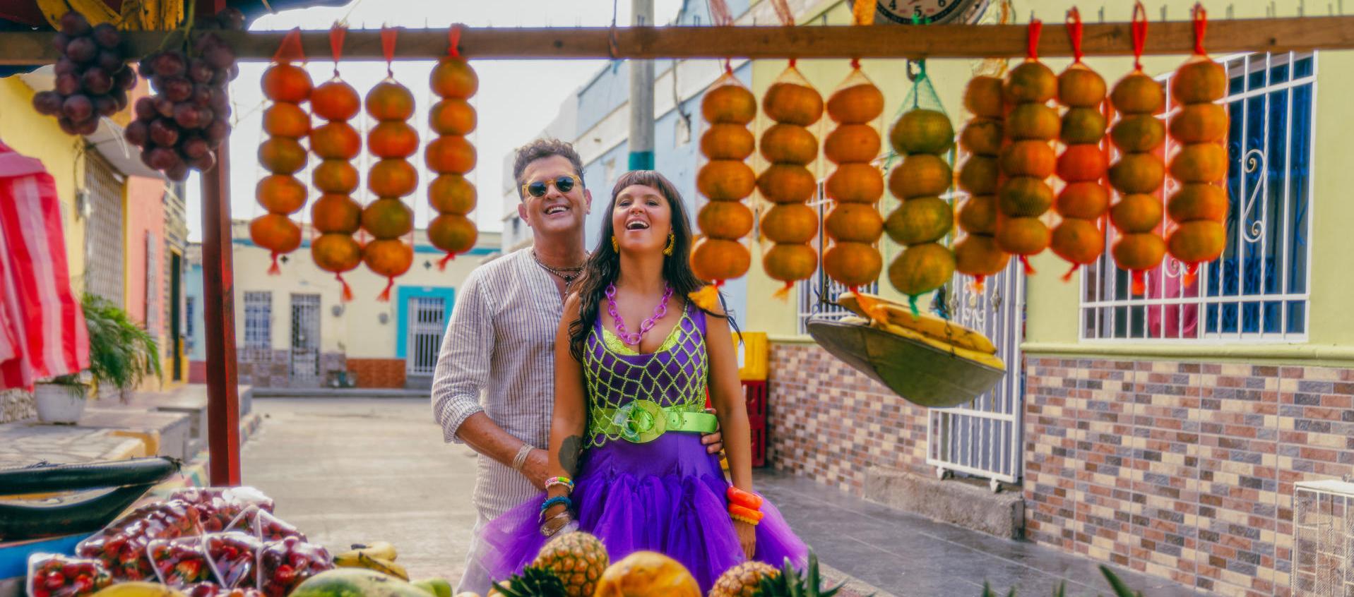 Carlos Vives y la vocalista de Bomba Estéreo, Li Saumet.