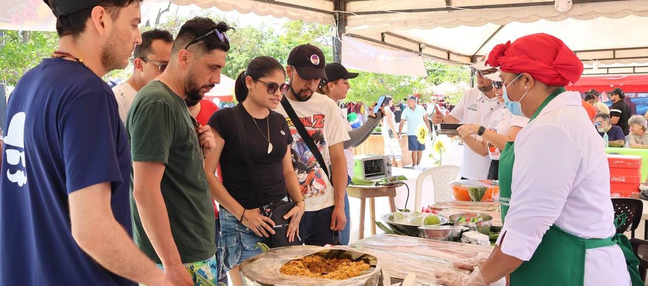 Visitantes al FestiCamarón 2025, en Puerto Colombia.