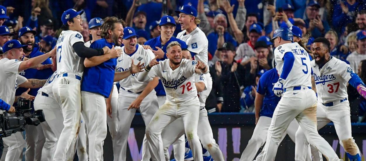 Freddie Freeman es esperado en el plato por sus compañeros para celebrar.