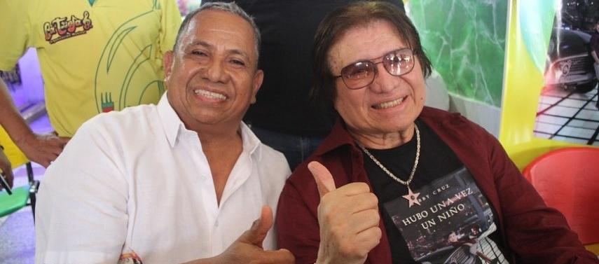 Edwin Madera con el salsero puertorriqueño Bobby Cruz. 