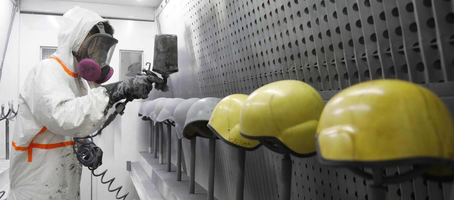 Fábrica de elaboración de cascos en Bogotá.