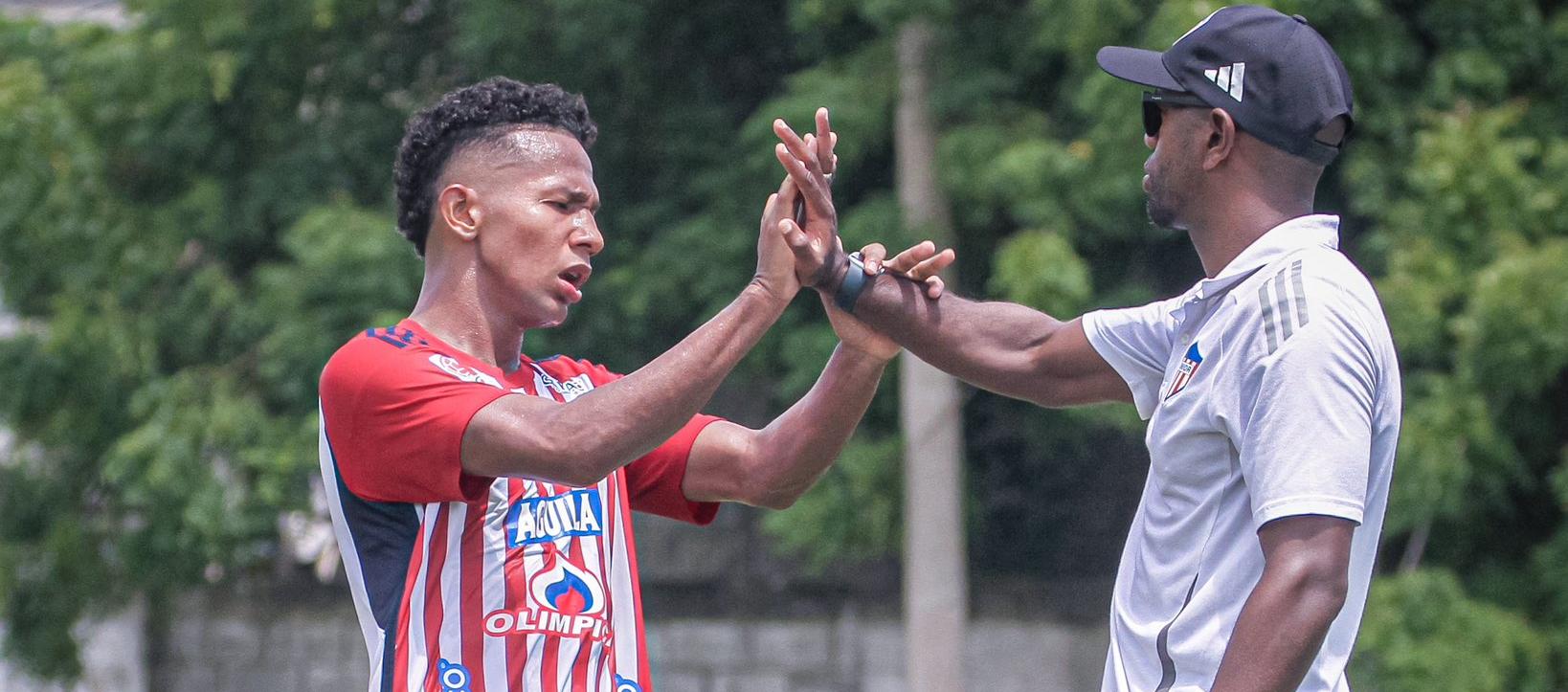 Alexander Licona y Éder Hernández, técnico del Junior sub–20.