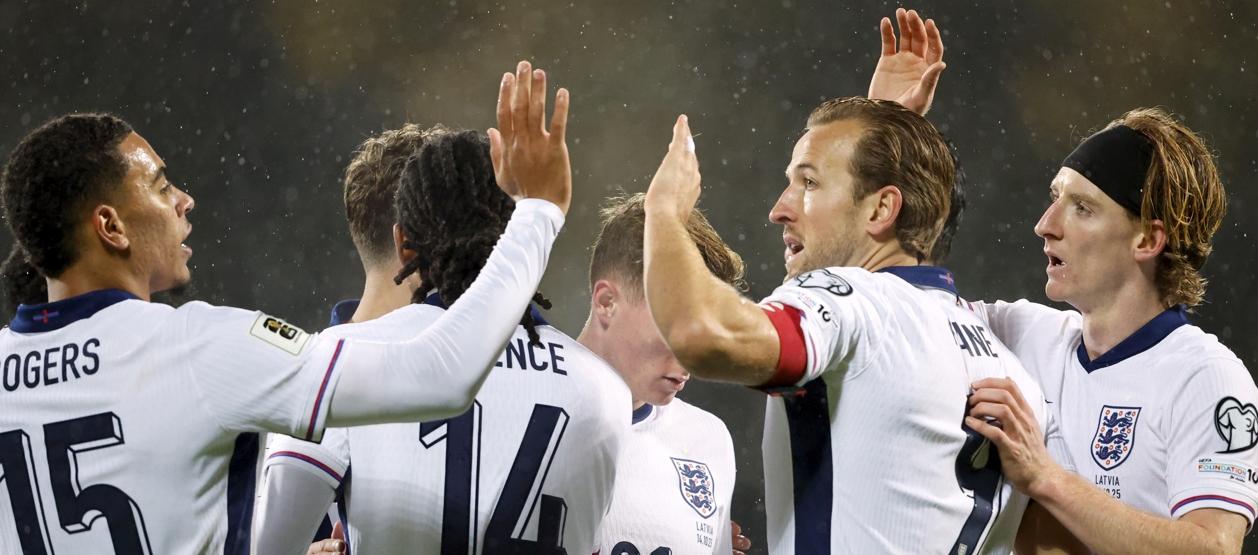 El capitan de Inglaterra, Harry Kane, celebra con sus compañeros la clasificación al Mundial de 2026.