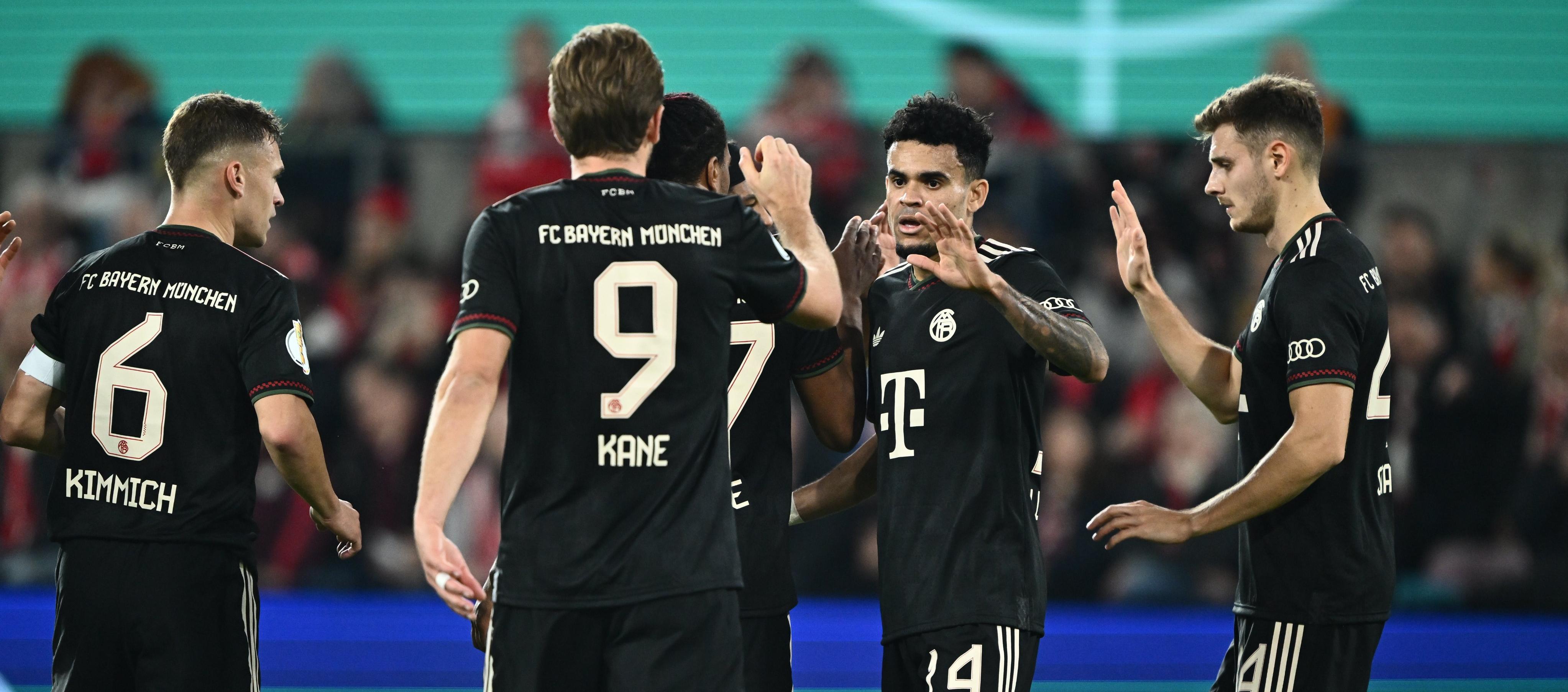 Luis Díaz celebra su gol, el del empate del Bayern, con Harry Kane. 