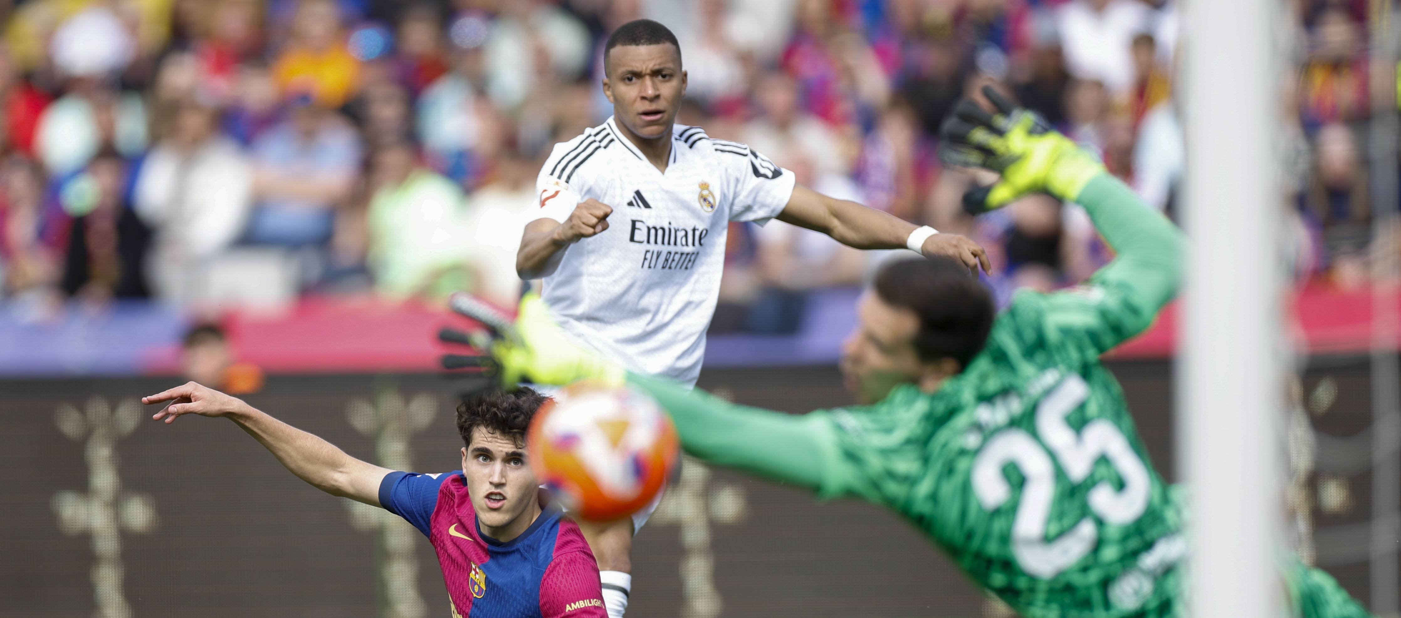 Kylian Mbappé durante un partido contra el Barcelona en la temporada pasada. 