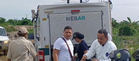 Autoridades en el levantamiento del cadáver.