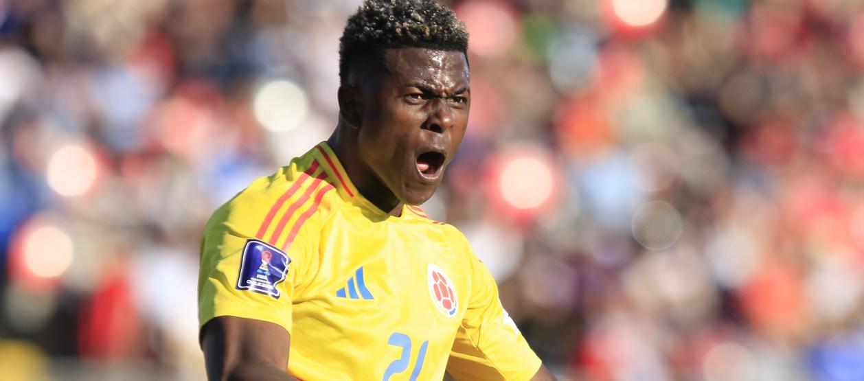 El goleador colombiano Neiser Villarreal celebra uno de sus goles ante España. 