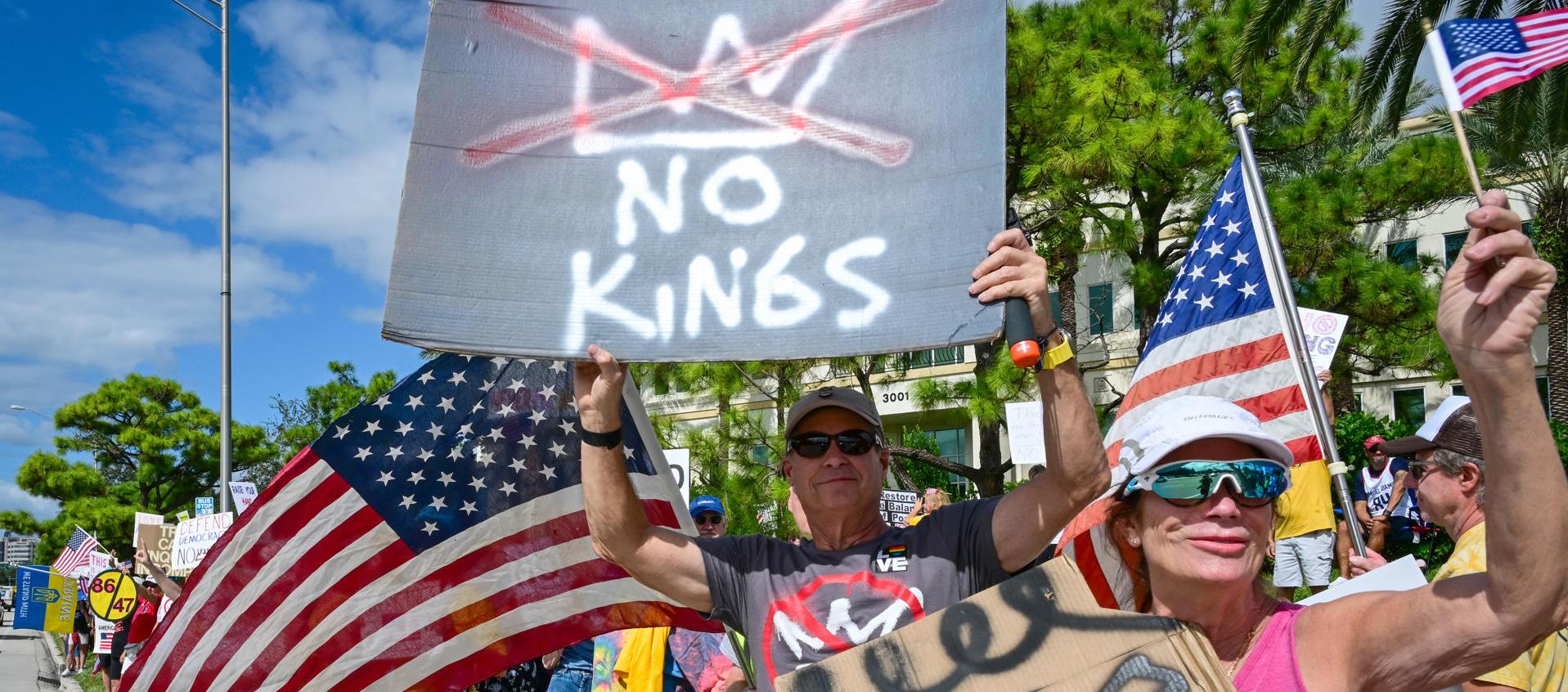  Personas participan durante la protesta "No Kings" en la Florida.