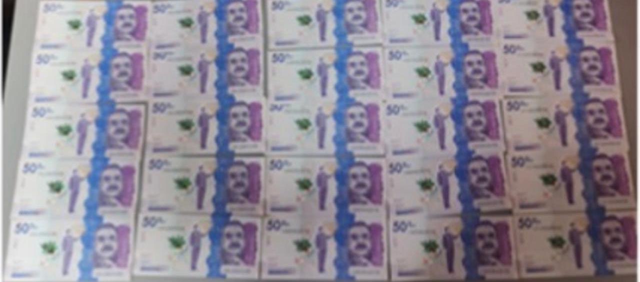 Pesos y dólares falsos