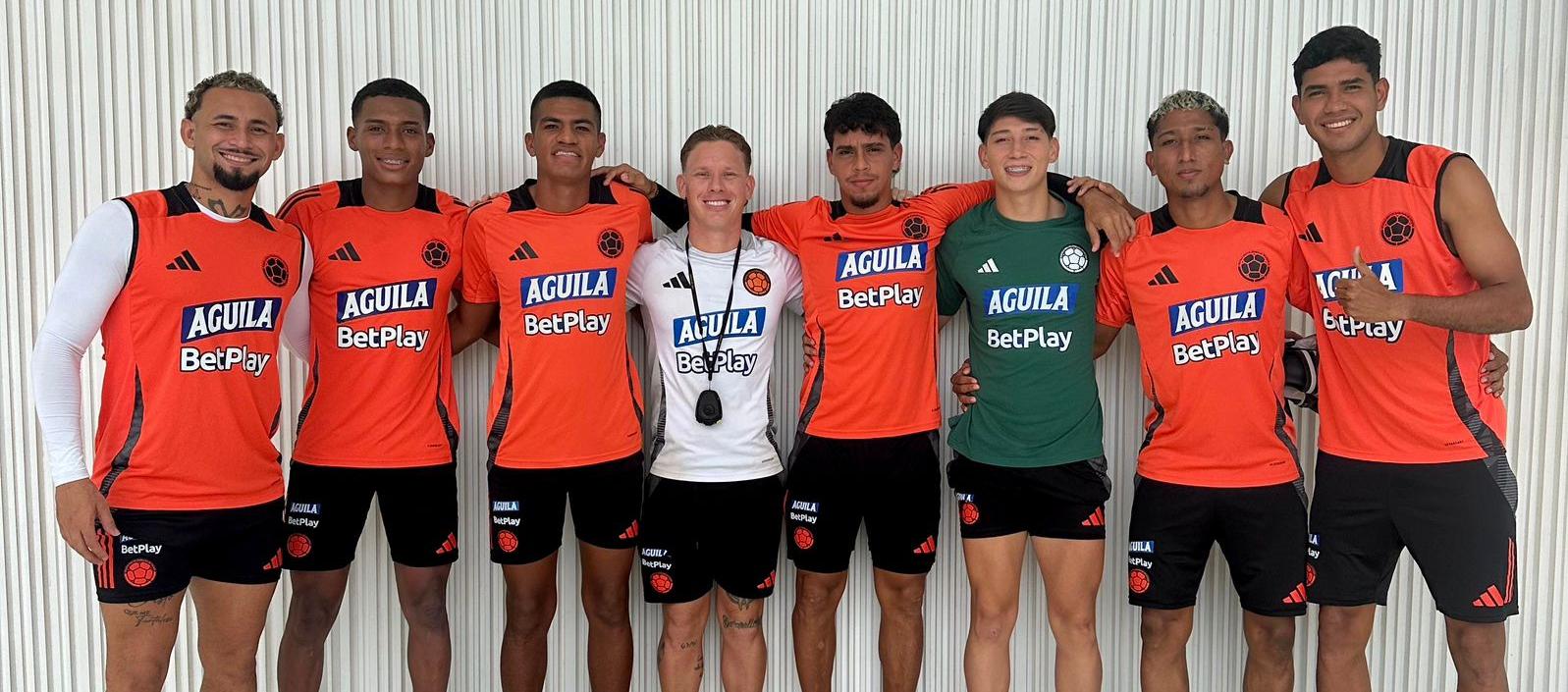 Los ocho atlanticenses integrantes de la Selección Colombia de fútbol playa.