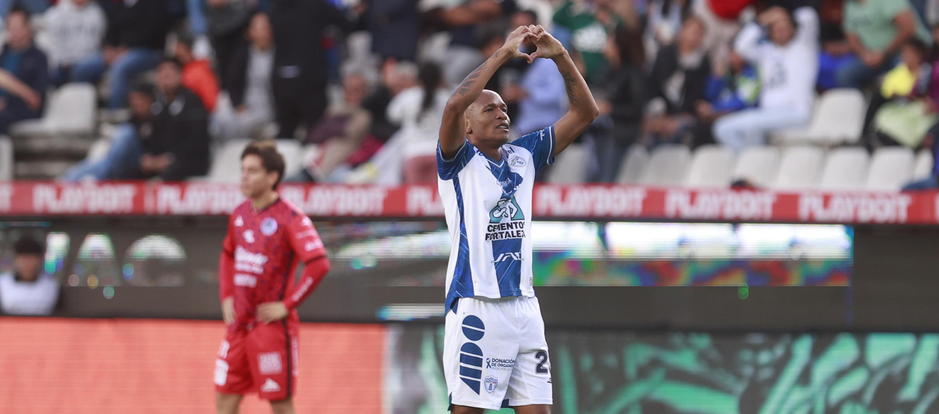 Luis Quiñones celebra el gol con el cual le dio el triunfo al Pachuca.