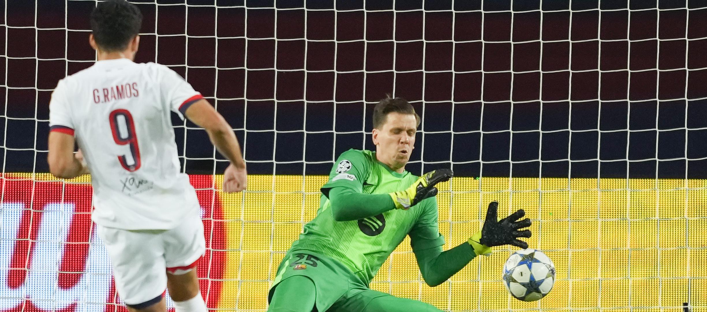 Gonçalo Ramos marca ante el portero Szczesny para darle la victoria al PSG sobre el Barcelona. 