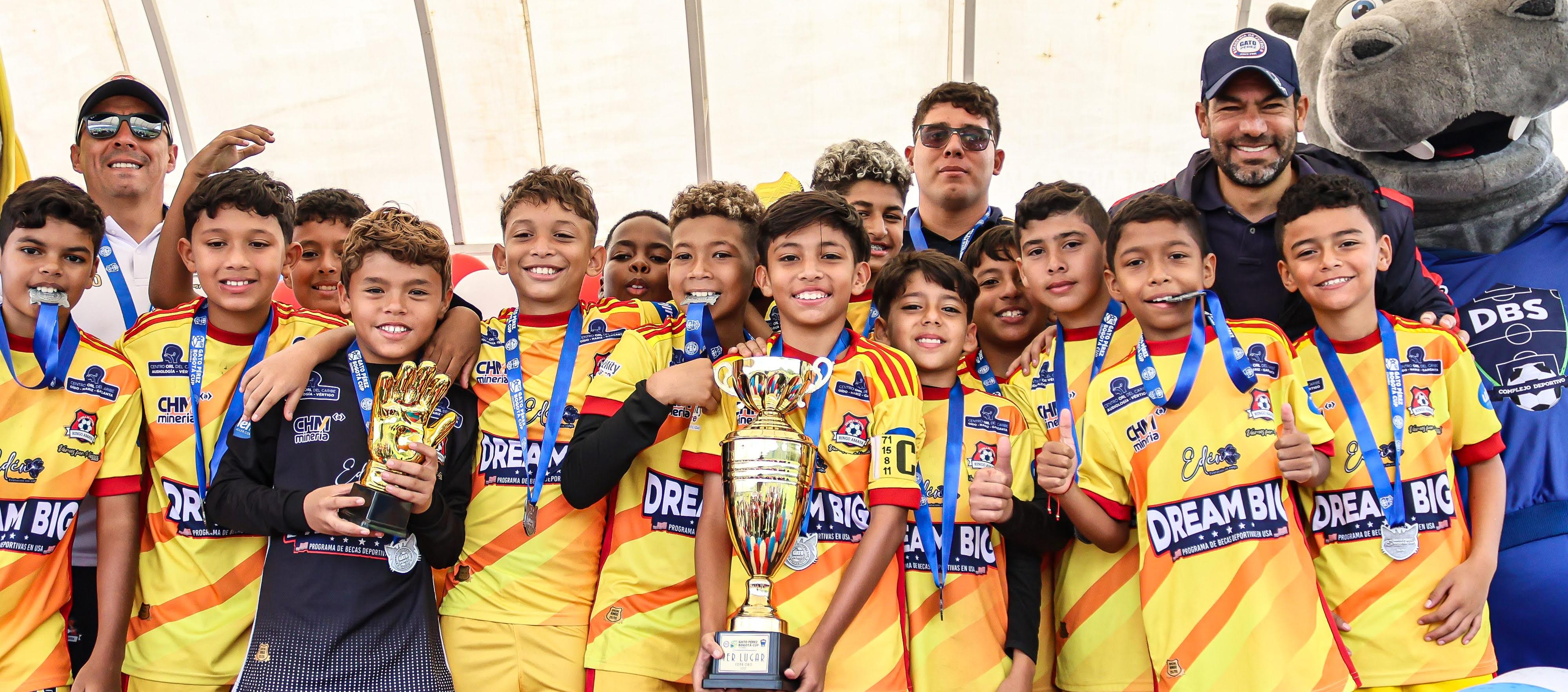 Grupo de la escuela de fútbol 'Ringo' Amaya campeona de la Gato Pérez Bogotá Cup.