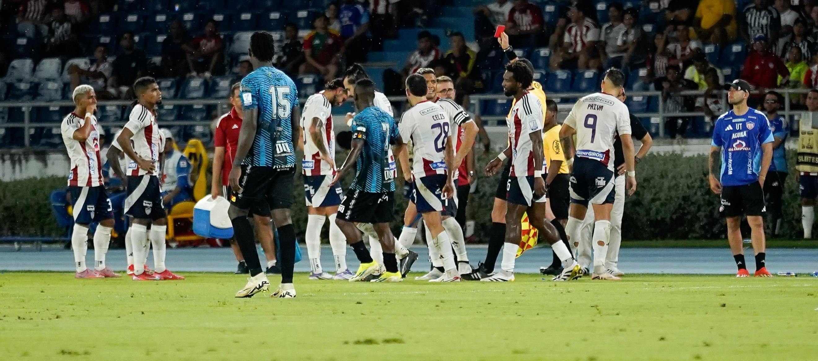 Momento en que el árbitro Wílmar Roldán le muestra la roja a Daniel Rivera.