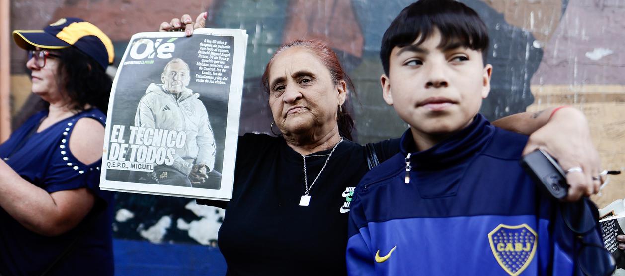 Hinchas de Boca Juniors presentes en el funeral de Miguel Ángel Russo. 