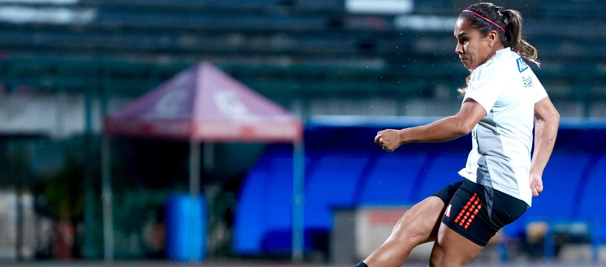 Leicy Ssntos, mediocampista de la Selección Colombia femenina. 