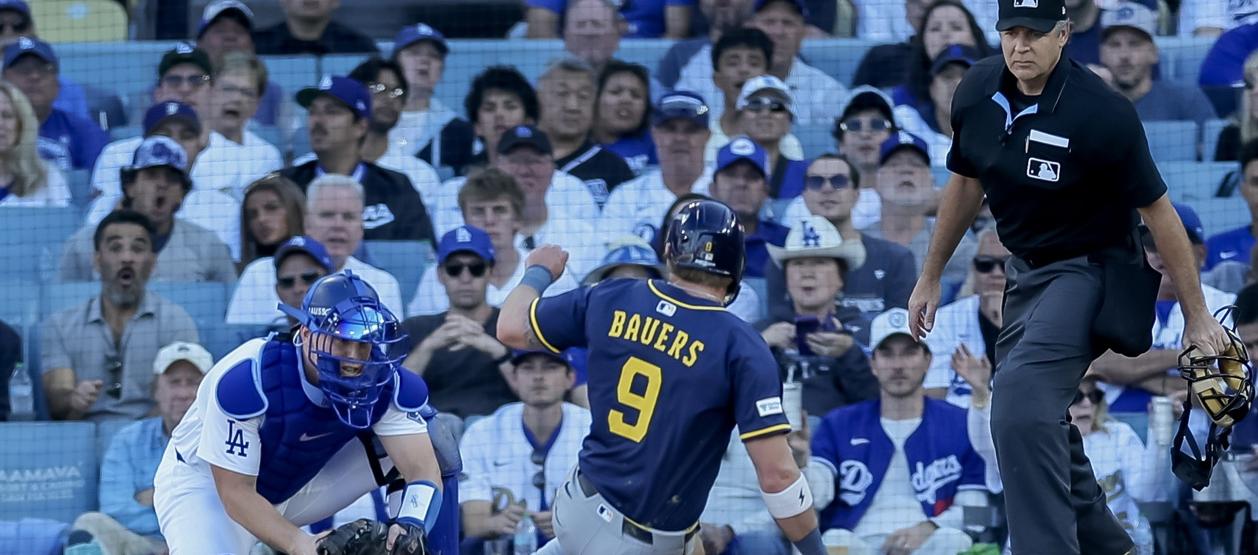 Will Smith pone out en el plato a Jake Bauers, corredor de los Cerveceros. 