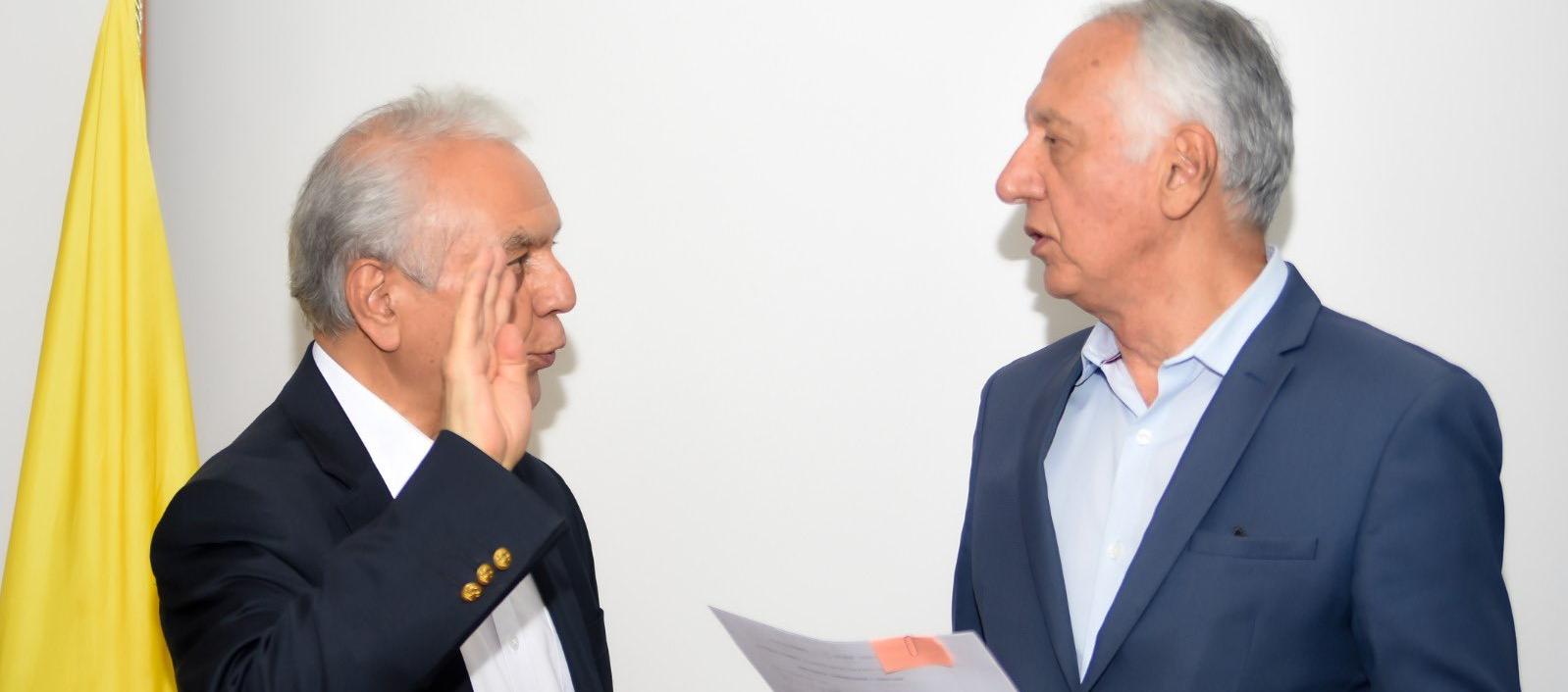 Acto de posesión del SuperSalud Bernardo Camacho.