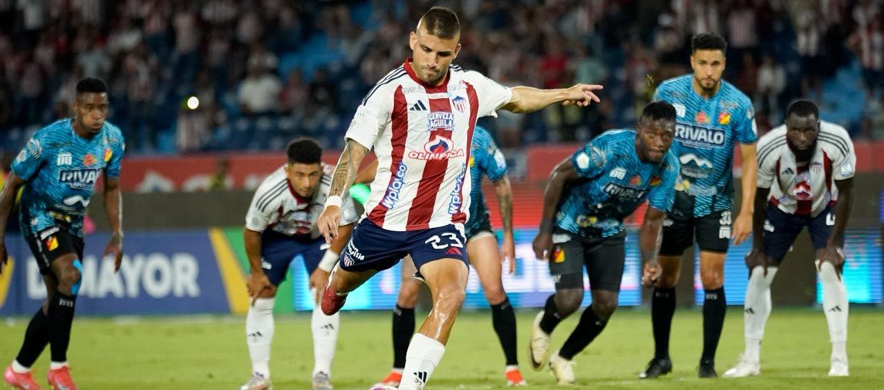 'Titi' Rodríguez cobra el penalti que le dio el empate 2–2 al Junior. 