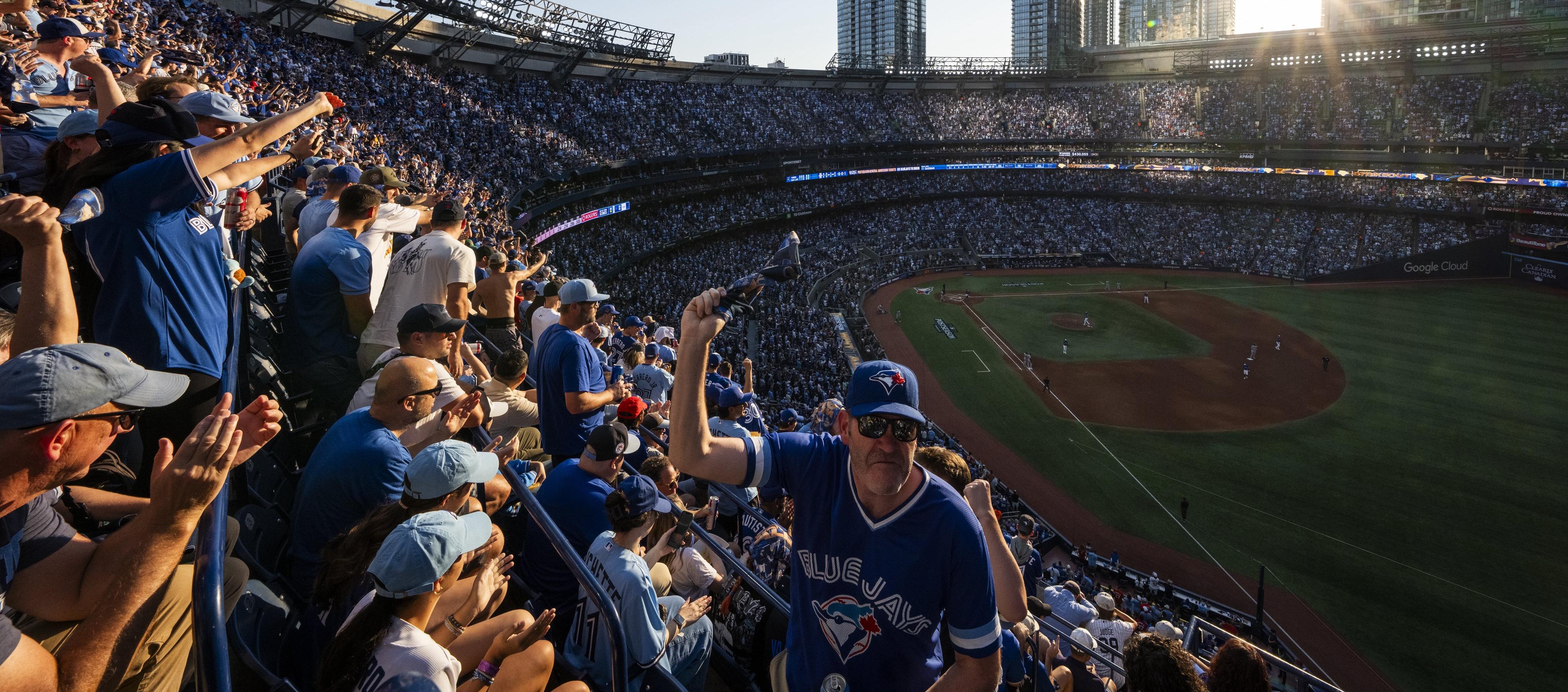 Aficionados de los Azulejos en el Rogers Centre de Toronto. 