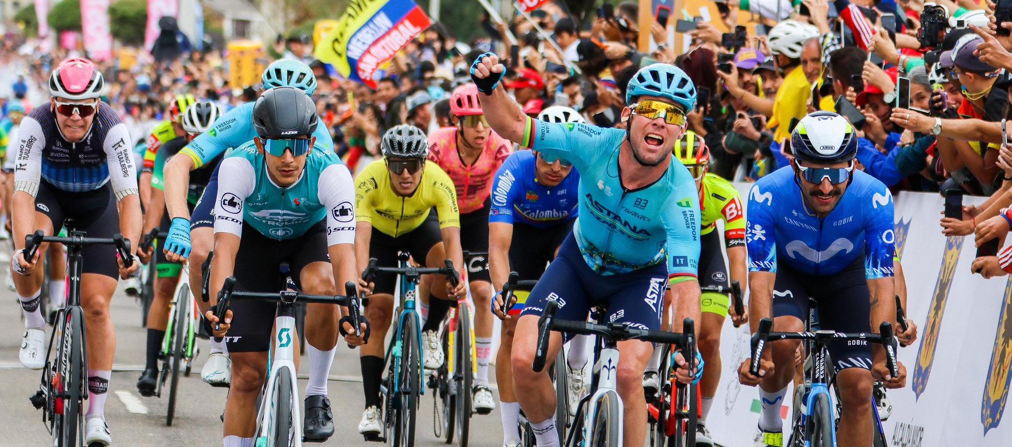 Mark Cavendish celebra tras ganar una etapa del Tour Colombia en 2024. 