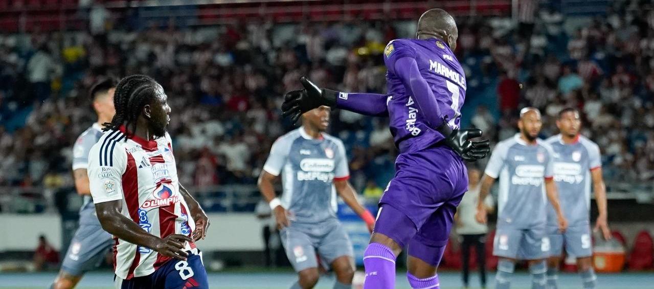 Yimmi Chará en la acción en la que marcó el gol de Junior ante Santa Fe.