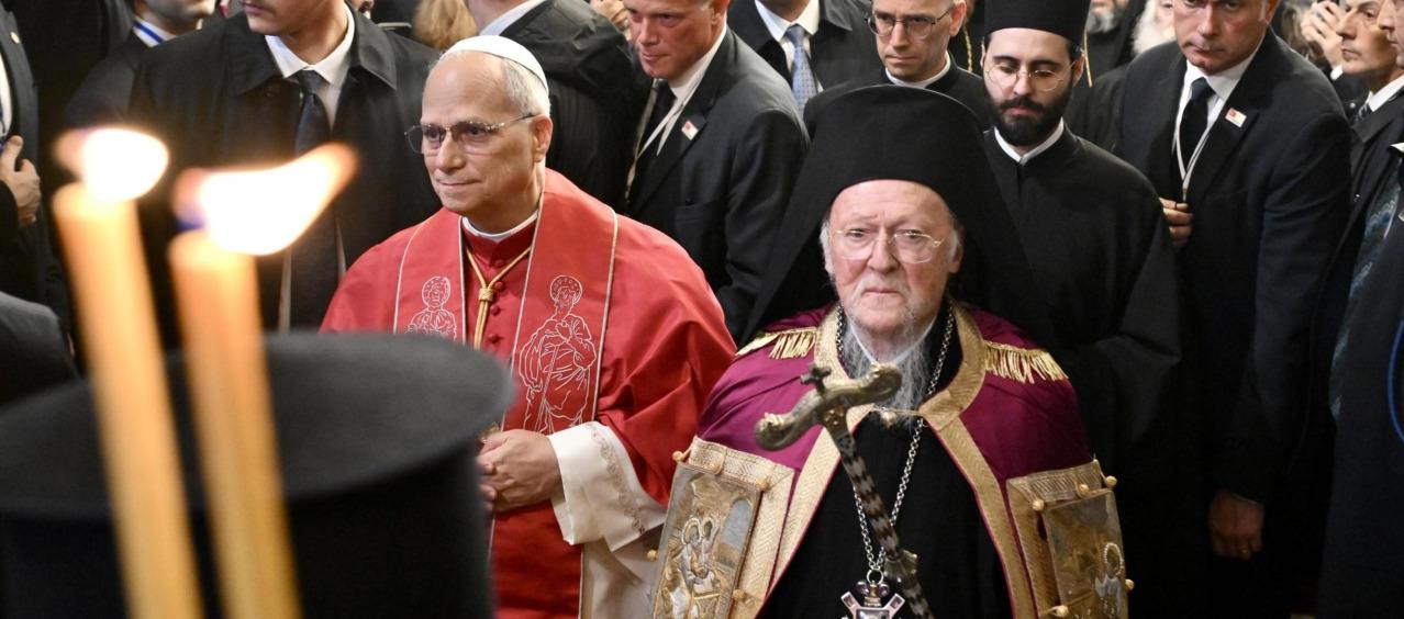 El Papa León XIV y el patriarca de Constantinopla, Bartolomé I.