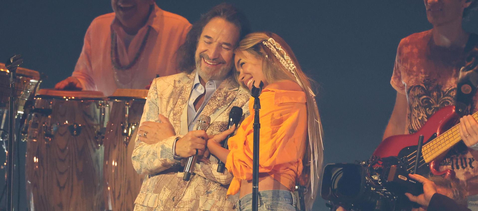 Marco Antonio Solís con Karol G.