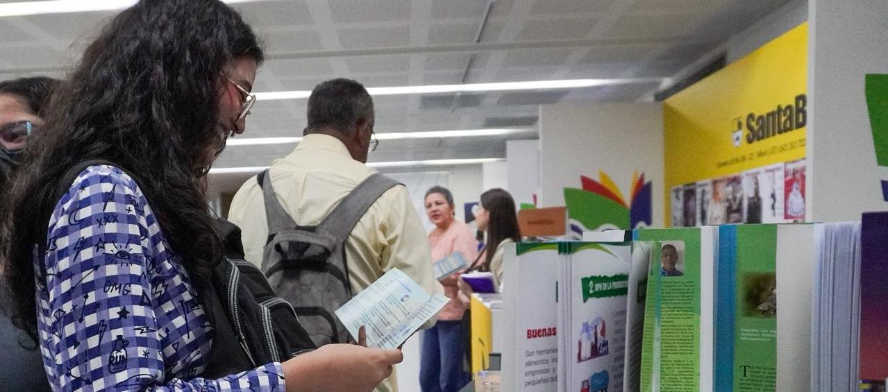 Los stands se encuentran en la Galería de la Plaza de la Paz. 