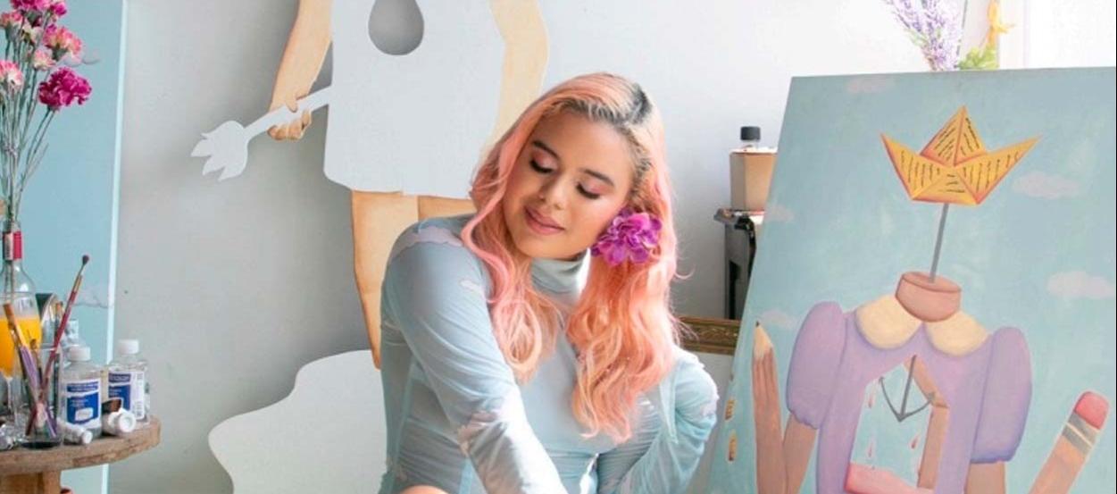 Norella Magdaniels junto a una de sus creaciones. 