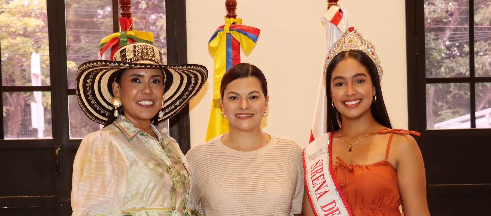 Alcaldesa de Manatí, Yaneris Acuña Cervantes; Luisa Fernanda Guerrero, Sirena de la Cumbia 2025 y Marisabella Romero, secretaria de Desarrollo Económico del Atlántico.