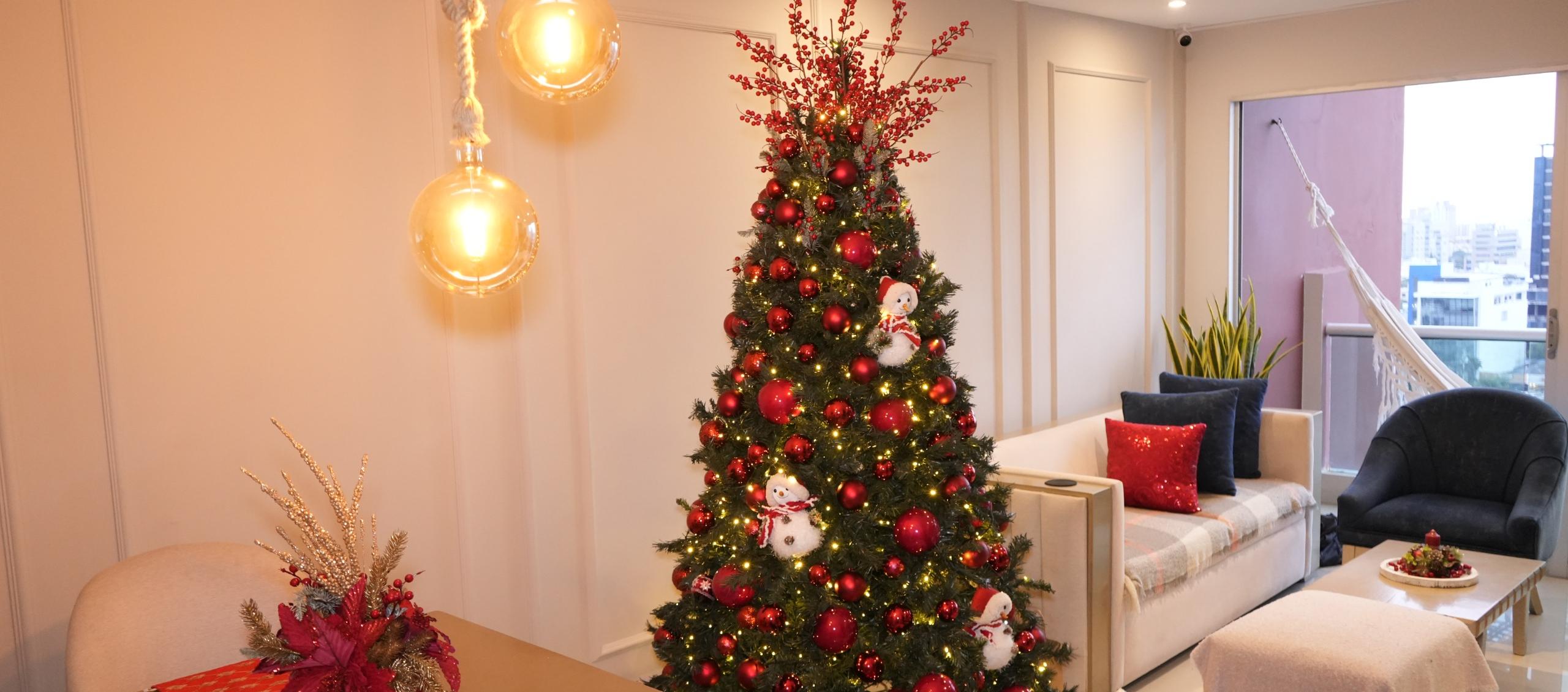 Árbol de Navidad con cerezas y bolas en diferentes tamaños. 