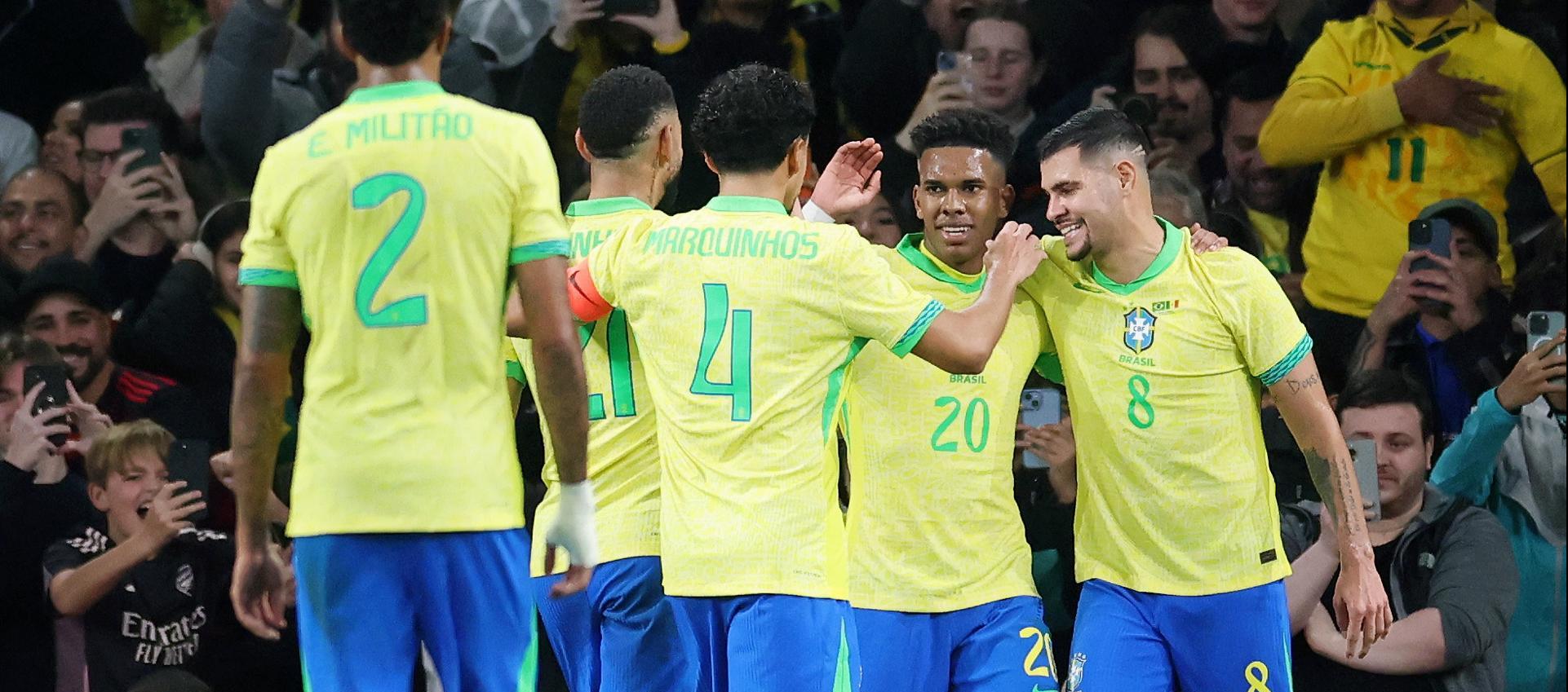 Jugadores de Brasil celebrando uno de los goles.