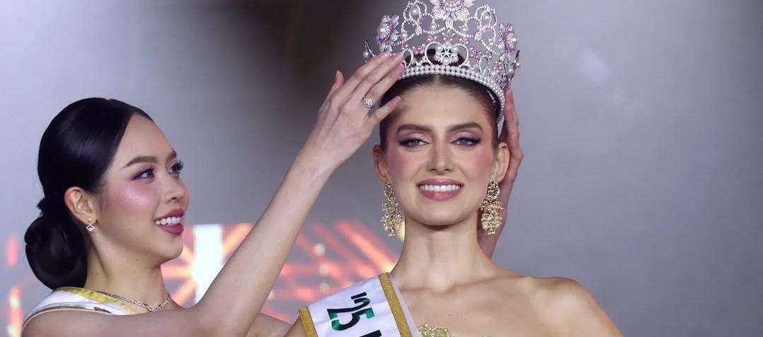Catalina Duque Abréu recibiendo la corona en el Miss International 2025.