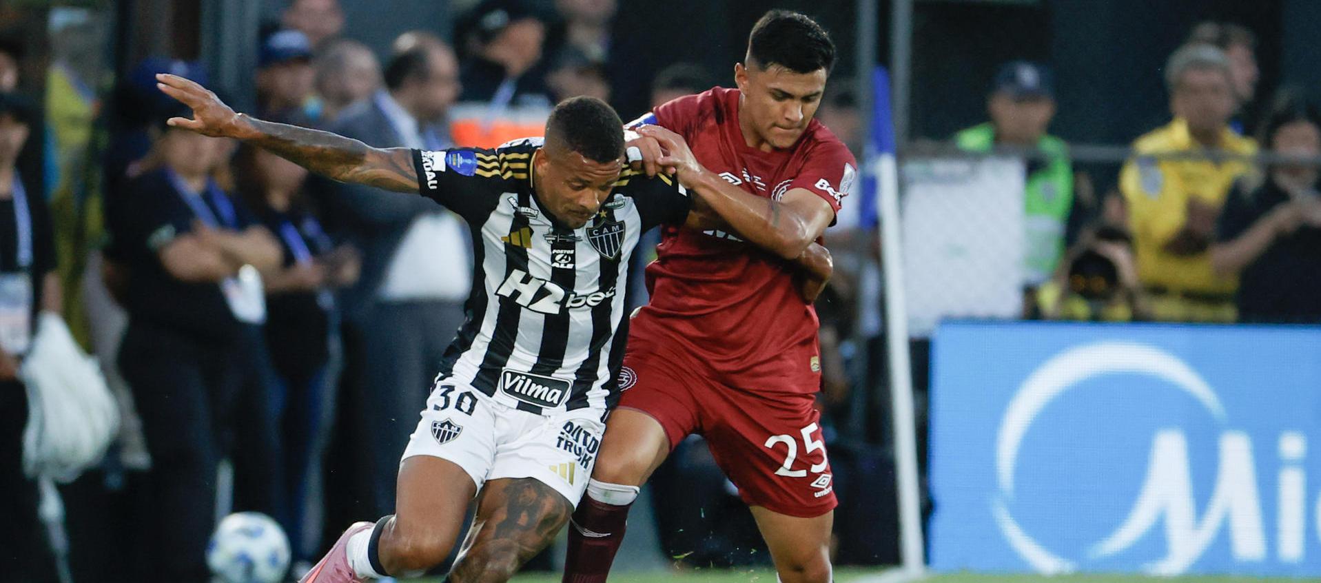 Acción de juego de la final entre Lanús y Atlético Mineiro.