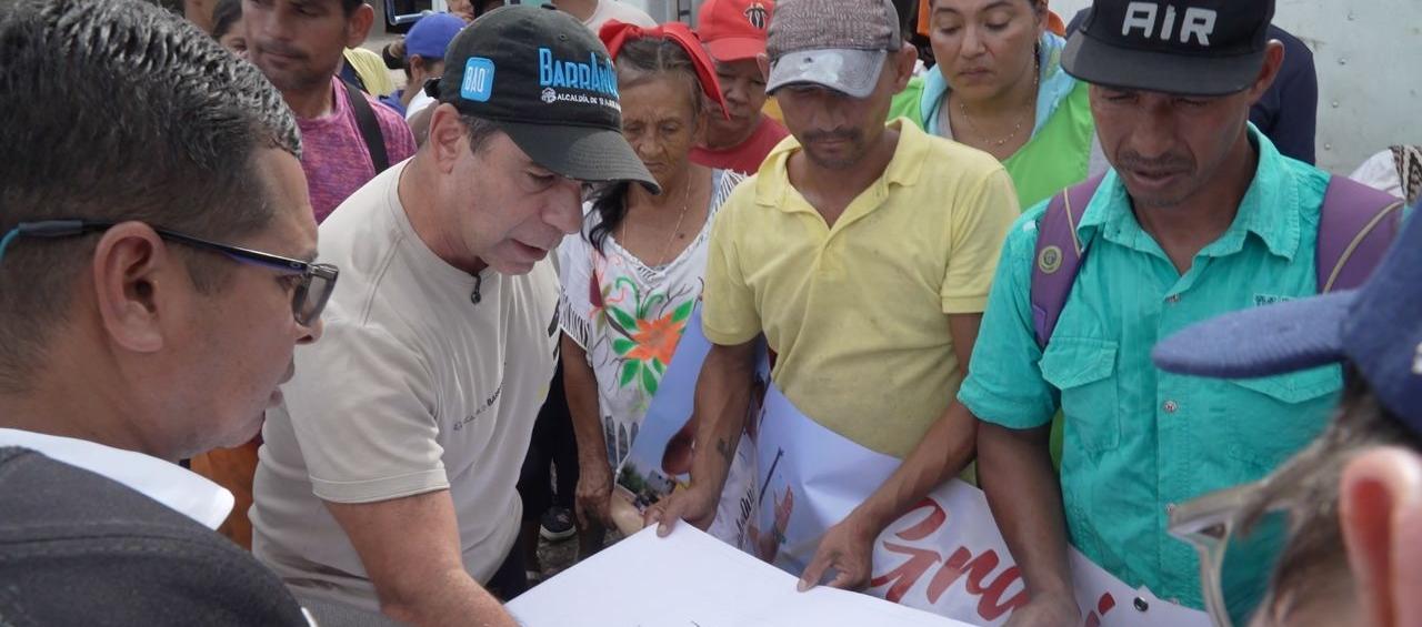 El alcalde Alejandro Char explicando la obra a los comerciantes. 