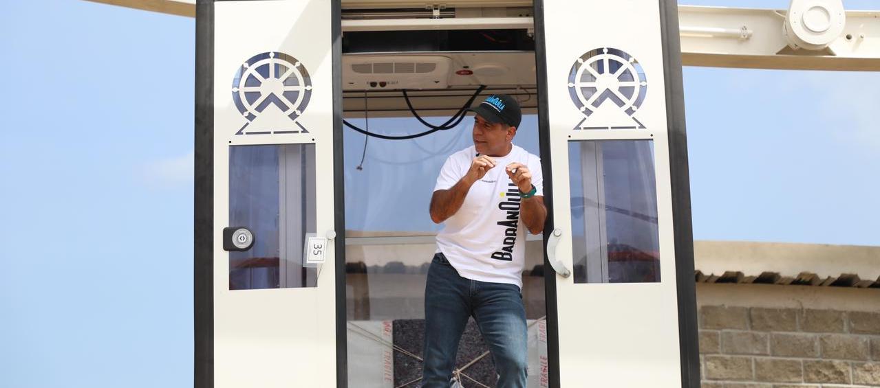 El alcalde Alejandro Char en una de las cabinas.