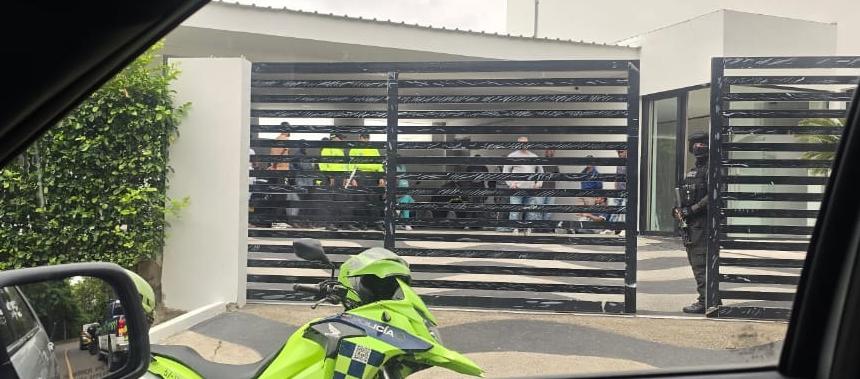 Momento del allanamiento a la vivienda del ministro Armando Benedetti. 