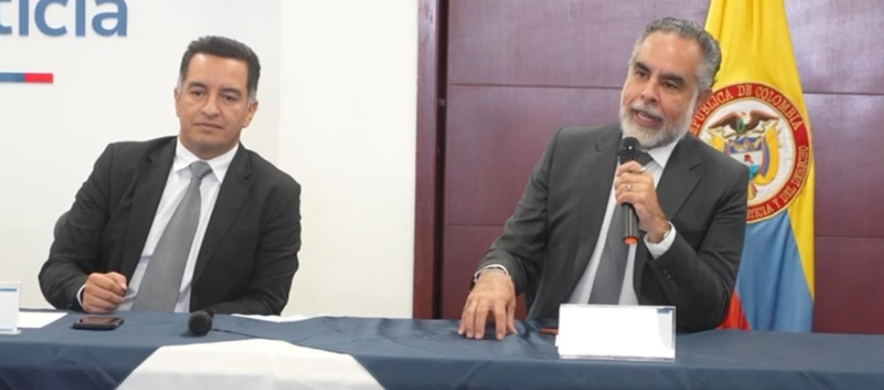 El ministro (e) de Justicia,  Andrés Idárraga; y el del Interior, Armando Benedetti.