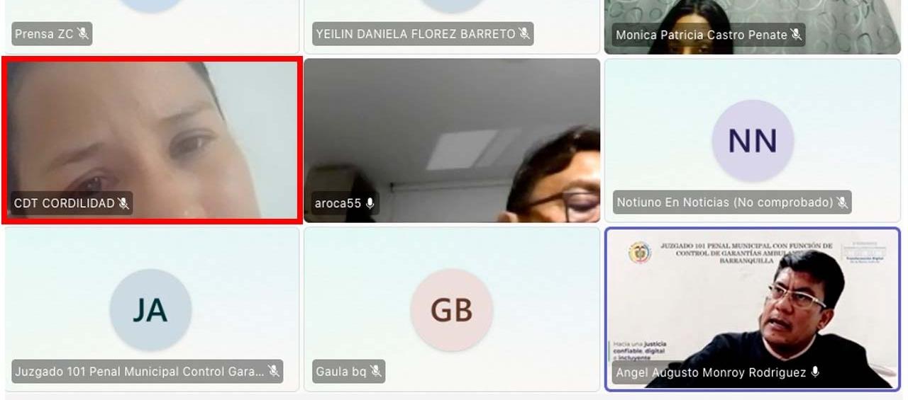 Alias 'Karina', en el cuadro rojo, escuchando la decisión del juez de enviarla a la cárcel. 